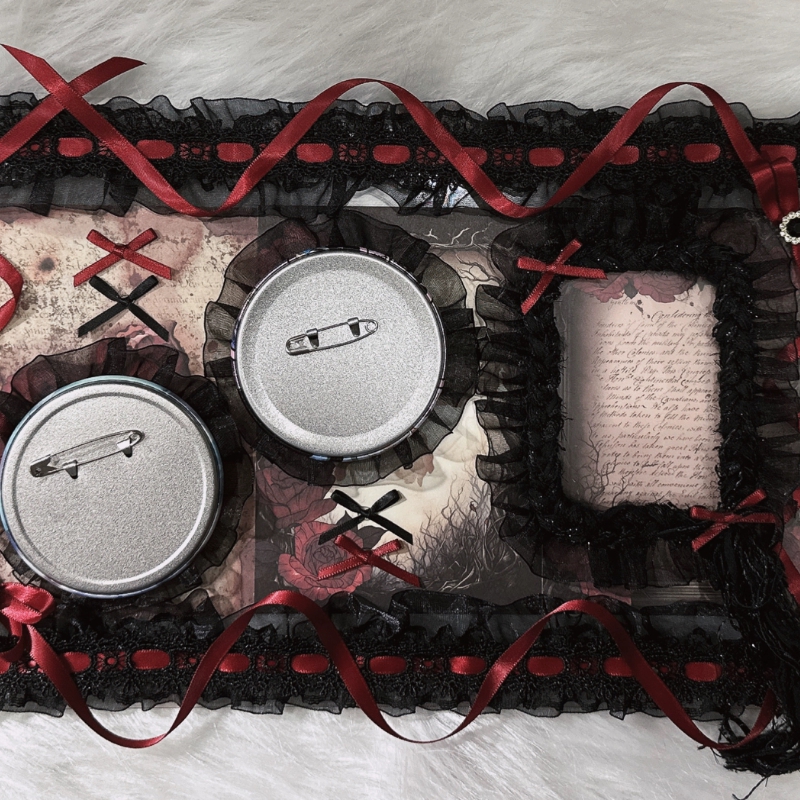 Gothic black red Card Holder I - Organza Ribbon Spool recensie en prijs
